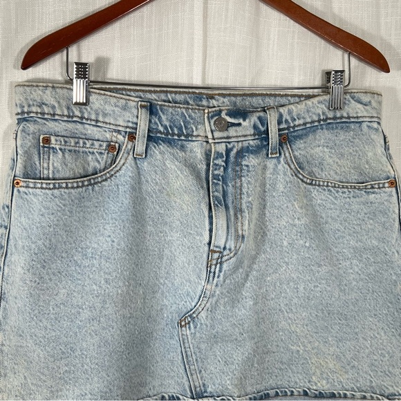 Levi’s Red Tab Light Wash Denim Jean Skirt Size 32 - Picture 2 of 8